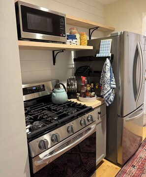 Refrigerador, microondas, horno y parrilla de estufa 