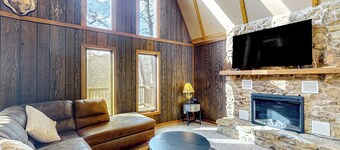 12 Mi to Downtown: Hot Tub, Fire Pit Game Room!