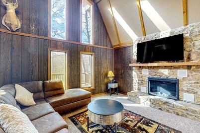 12 Mi to Downtown: Hot Tub, Fire Pit Game Room!