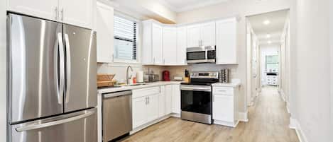 冷蔵庫、電子レンジ、コンロ、食器洗い機