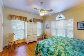 3 bedrooms, desk, iron/ironing board, Internet