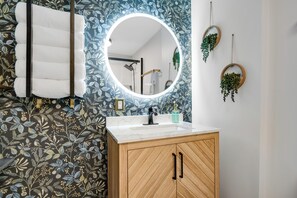 Dusche, Haartrockner, Handtücher, Seife