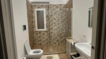 Doccia, asciugacapelli, bidet, asciugamani