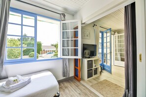 Bügeleisen/Bügelbrett, Reisekinderbett, Bettwäsche