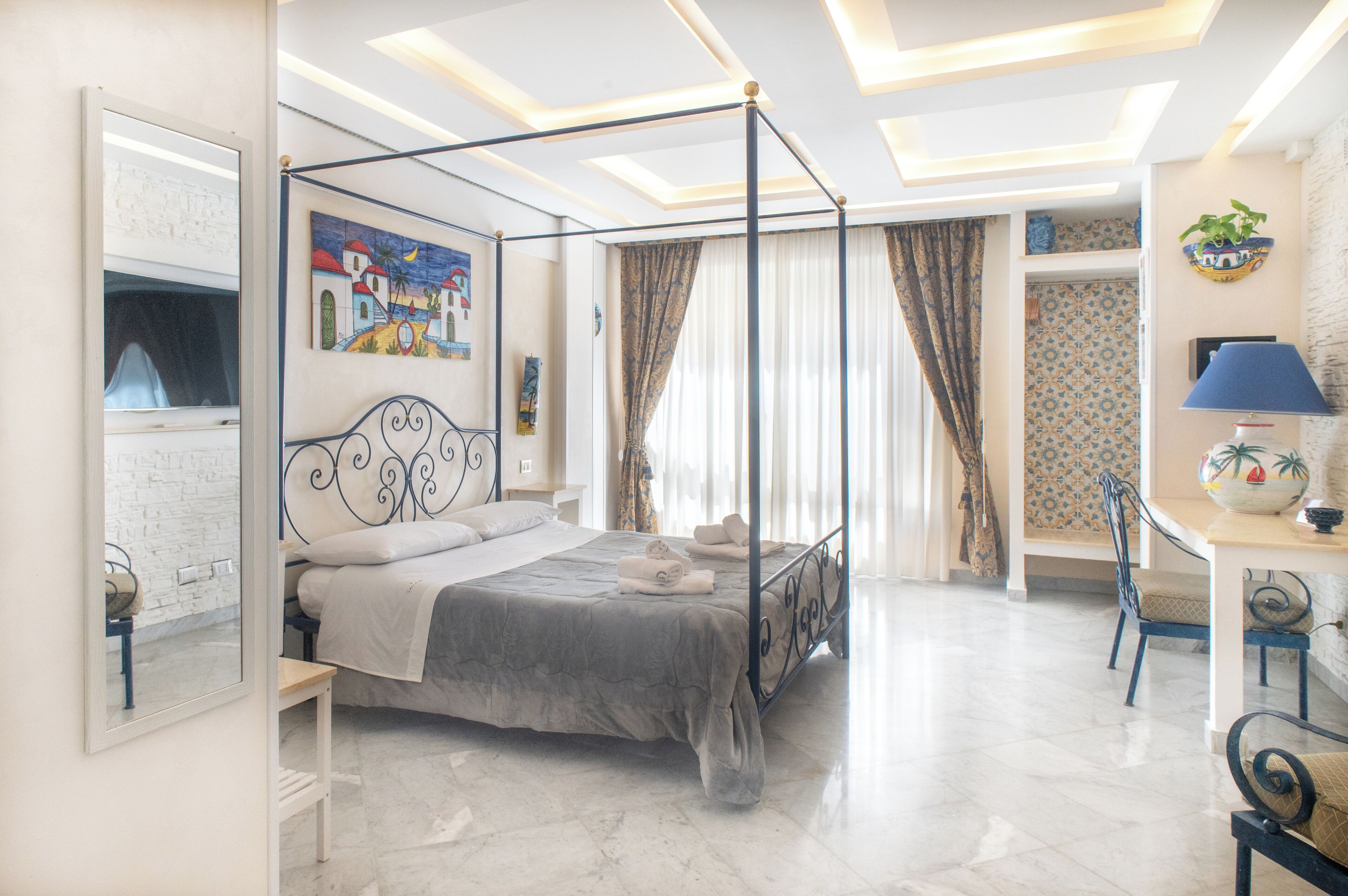 Chambre Triple Luxe, non-fumeurs, salle de bains privée | Coffres-forts dans les chambres, Wi-Fi gratuit