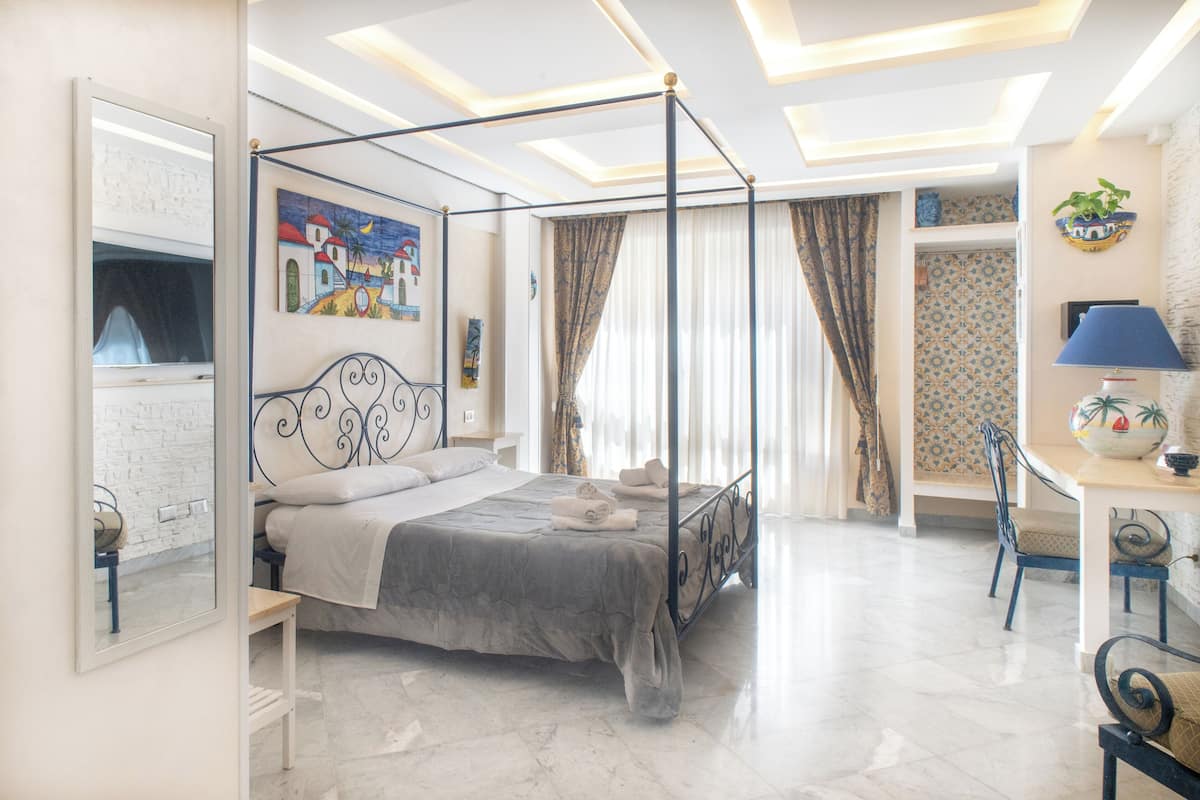 奢華三人房, 非吸煙房, 私人浴室 | 客房內保險箱、免費無線上網