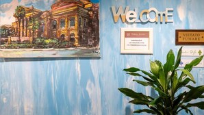Una pared con un cartel de 'Welcome', un certificado enmarcado y un letrero que dice 'Vietato Fumare'.