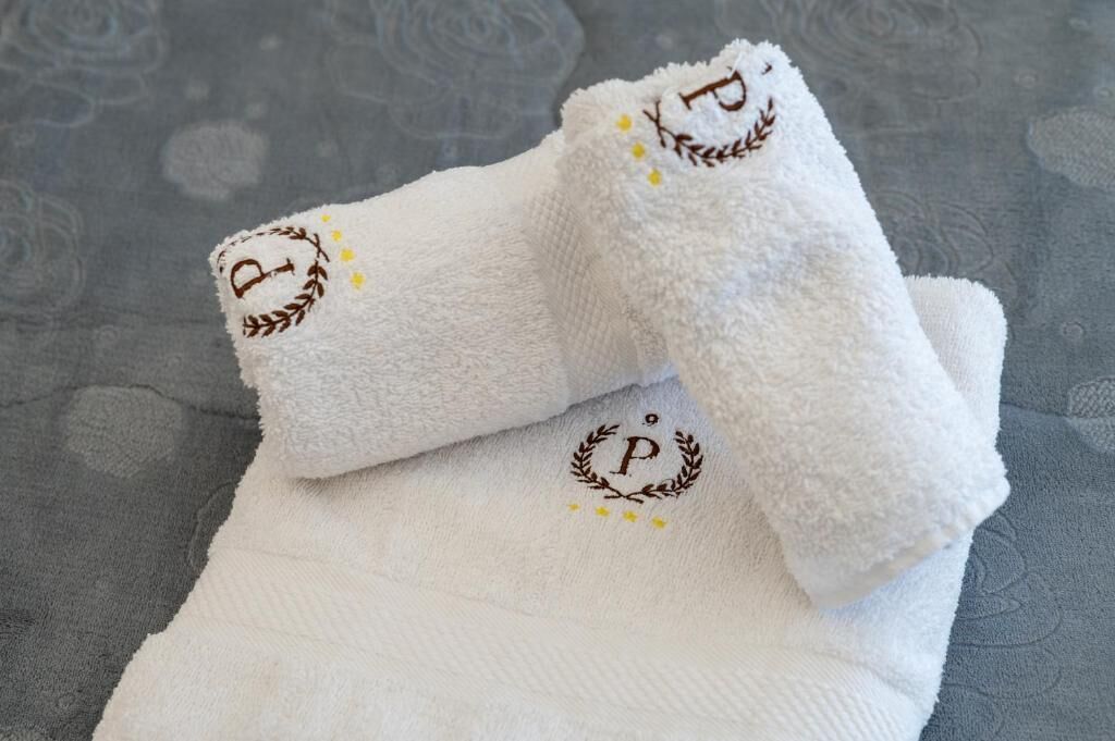 Douche, articles de toilette gratuits, sèche-cheveux