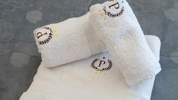 Douche, articles de toilette gratuits, sĂšche-cheveux