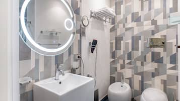 Chambre Triple Luxe, non-fumeur, salle de bains privée | Salle de bain