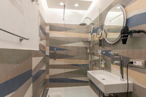 Douche, articles de toilette gratuits, sèche-cheveux