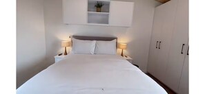 2 عدّة غرف نوم ومكواة/لوح كي وواي فاي وملاءات أسرّة