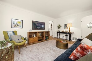 Smart TV, libros, estéreo y monitor de computadora