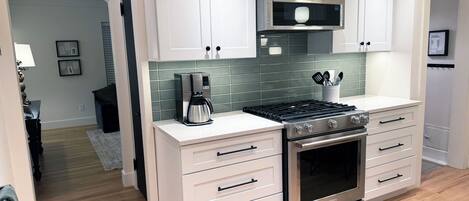 冷蔵庫、電子レンジ、オーブン、コンロ