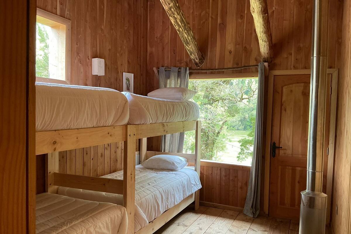 Bañera con ducha, toallas