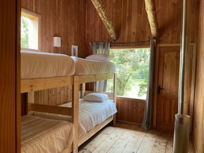 Bañera con ducha, toallas