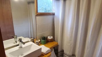 Bañera con ducha, toallas