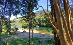 Private beach, white sand, beach umbrellas, beach massages - Salvatierra Lodge (Cisnes)