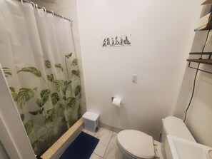 Dusch, handdukar, tvål och toalettpapper