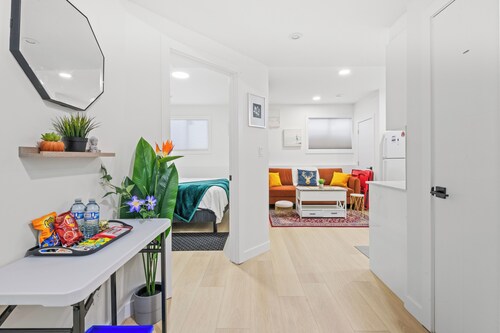 Laurel 27BnB.Executive style basement suite in a family friendly neighborhood.