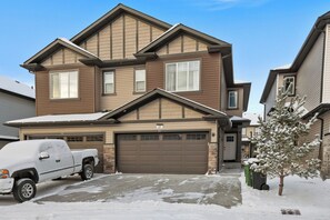Exterior - Laurel 27BnB.Executive style basement suite in a family friendly neighborhood. (Edmonton)