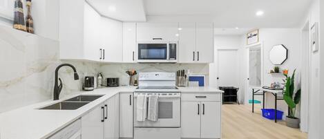 Mikroaaltouuni, uuni, liesi, astianpesukone