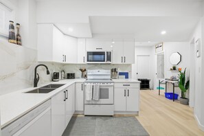 Microwave, oven, stovetop, dishwasher - Laurel 27BnB.Executive style basement suite in a family friendly neighborhood. (Edmonton)