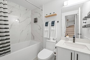 Sèche-cheveux, bidet, serviettes fournies, savon