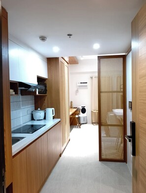 Een koelkast, een microgolfoven, een kookplaat, een waterkoker