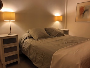 2 habitaciones, tabla de planchar con plancha, wifi y ropa de cama