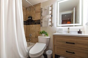 Een douche, een haardroger, shampoo
