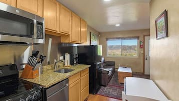 Een koelkast, een microgolfoven, een oven, een kookplaat