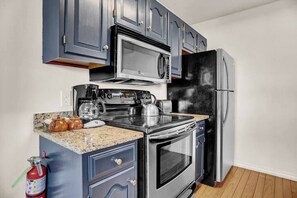 Réfrigérateur, four à micro-ondes, un four, surface de cuisson