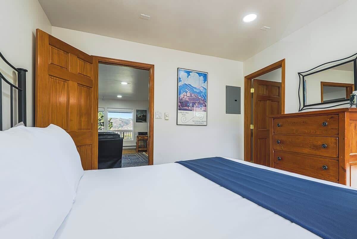 Tabla de planchar con plancha, wifi y ropa de cama 