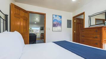 Tabla de planchar con plancha, wifi y ropa de cama