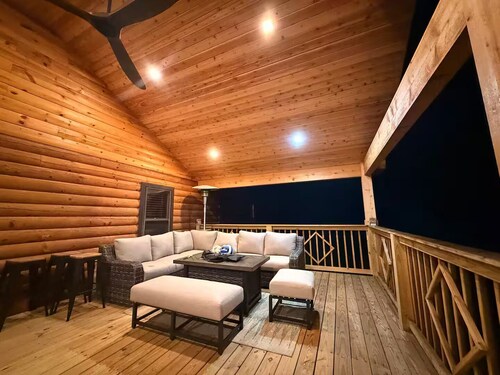 3-bedroom cabin in tranquil Loganville with comfort and 11 acreages of privacy!!