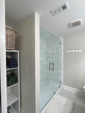 Shower, towels, soap, toilet paper - Beautiful 2-BR, 2-Bath Riverfront Condo near the Heart of downtown Ft. Myers (Fort Myers)