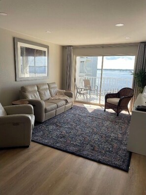 Smart TV - Beautiful 2-BR, 2-Bath Riverfront Condo near the Heart of downtown Ft. Myers (Fort Myers)