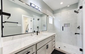 Shower, hair dryer, towels, toilet paper - The Radiant Retreat • Midtown 4BR/4BA • (Houston)