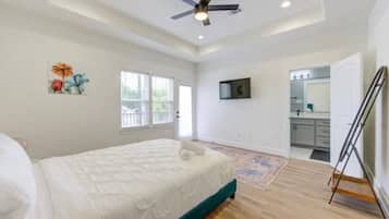 Tabla de planchar con plancha, wifi y ropa de cama