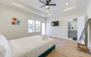 Tabla de planchar con plancha, wifi y ropa de cama