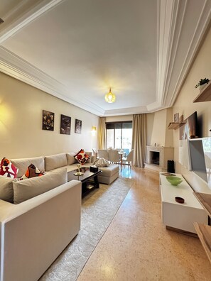 Living area - Marrakech Oasis 2-bedroom apartment with direct garden and pool access with AC (Marrakech)