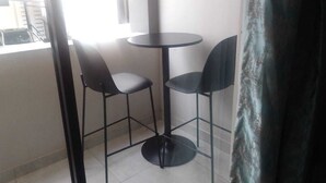 A small room with a round table and two chairs. - Wonderful apartment in peaceful Midrand perfect for your stay (Midrand)