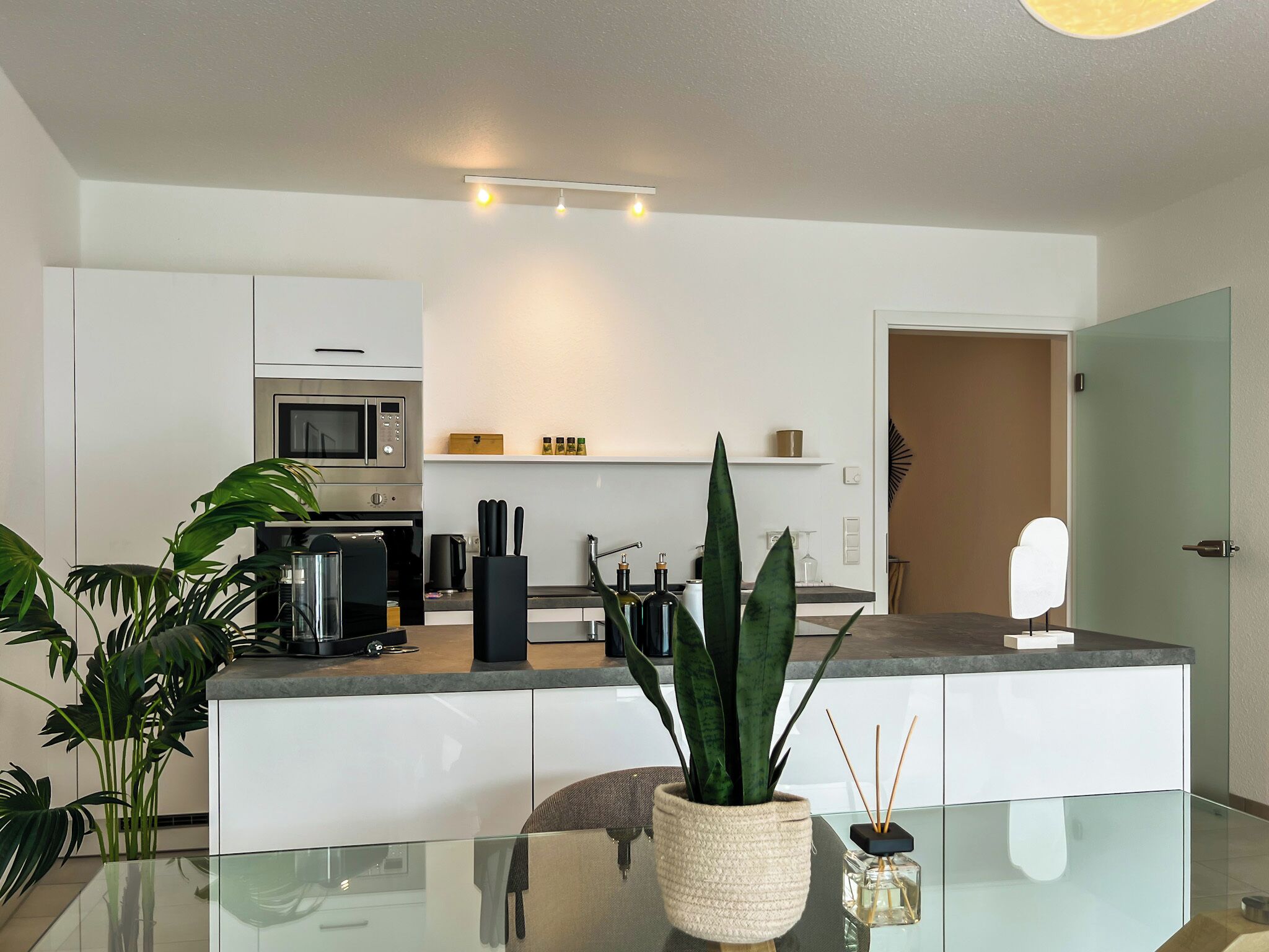 Jääkaappi, uuni, liesi, astianpesukone