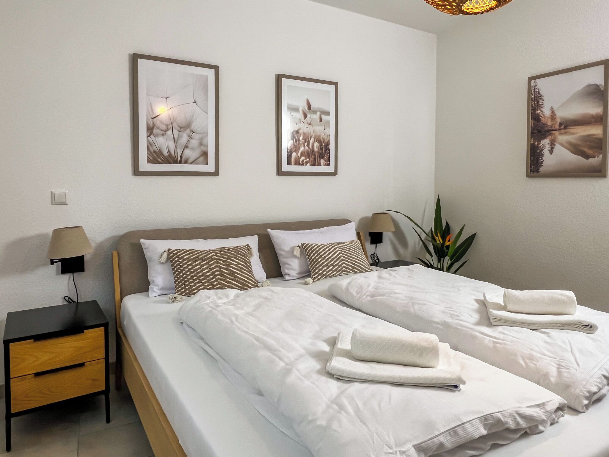 Fer et planche à repasser, lit parapluie, Wi-Fi gratuit, draps fournis