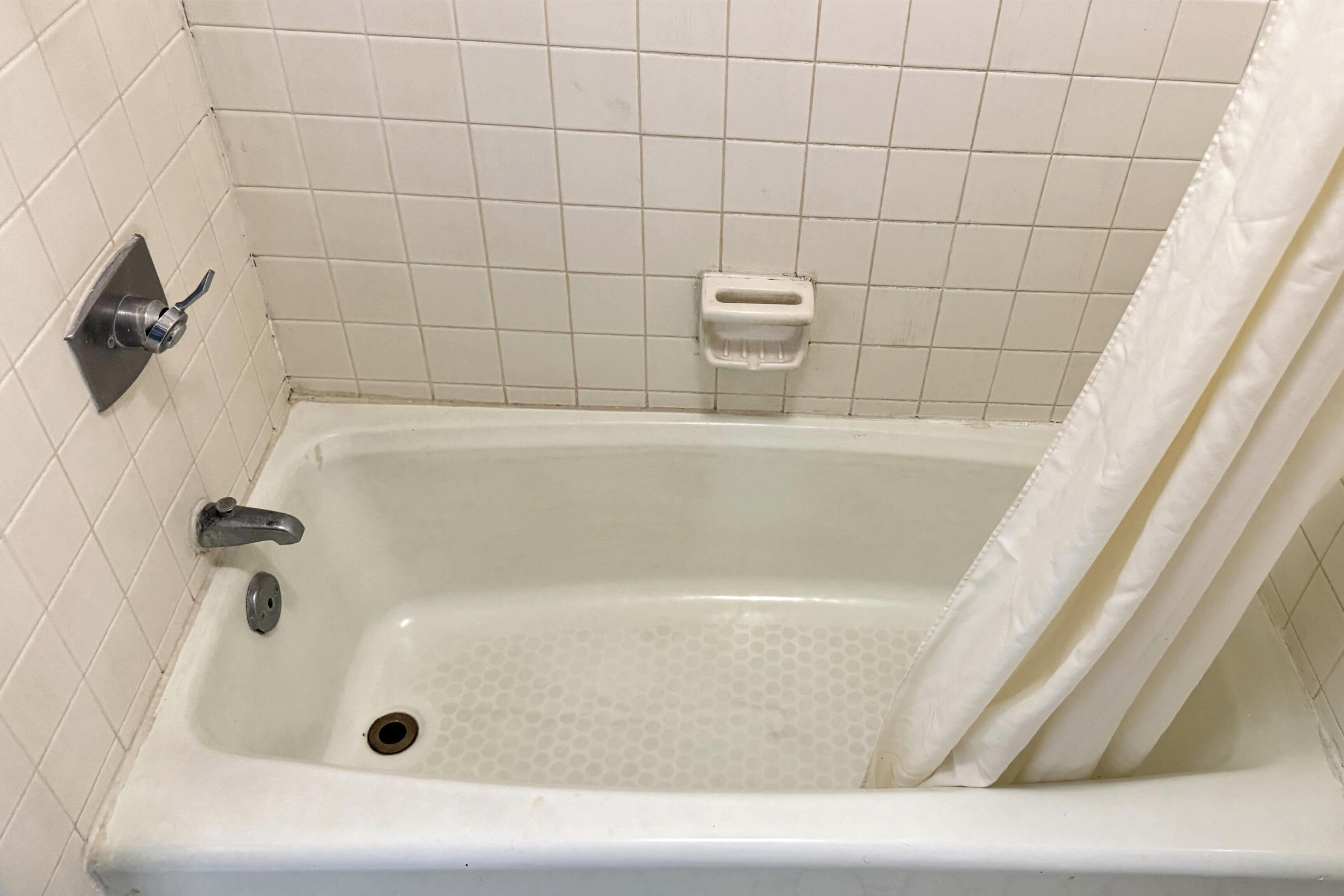 Ilmaiset hygieniatuotteet, hiustenkuivaaja, pyyhkeet