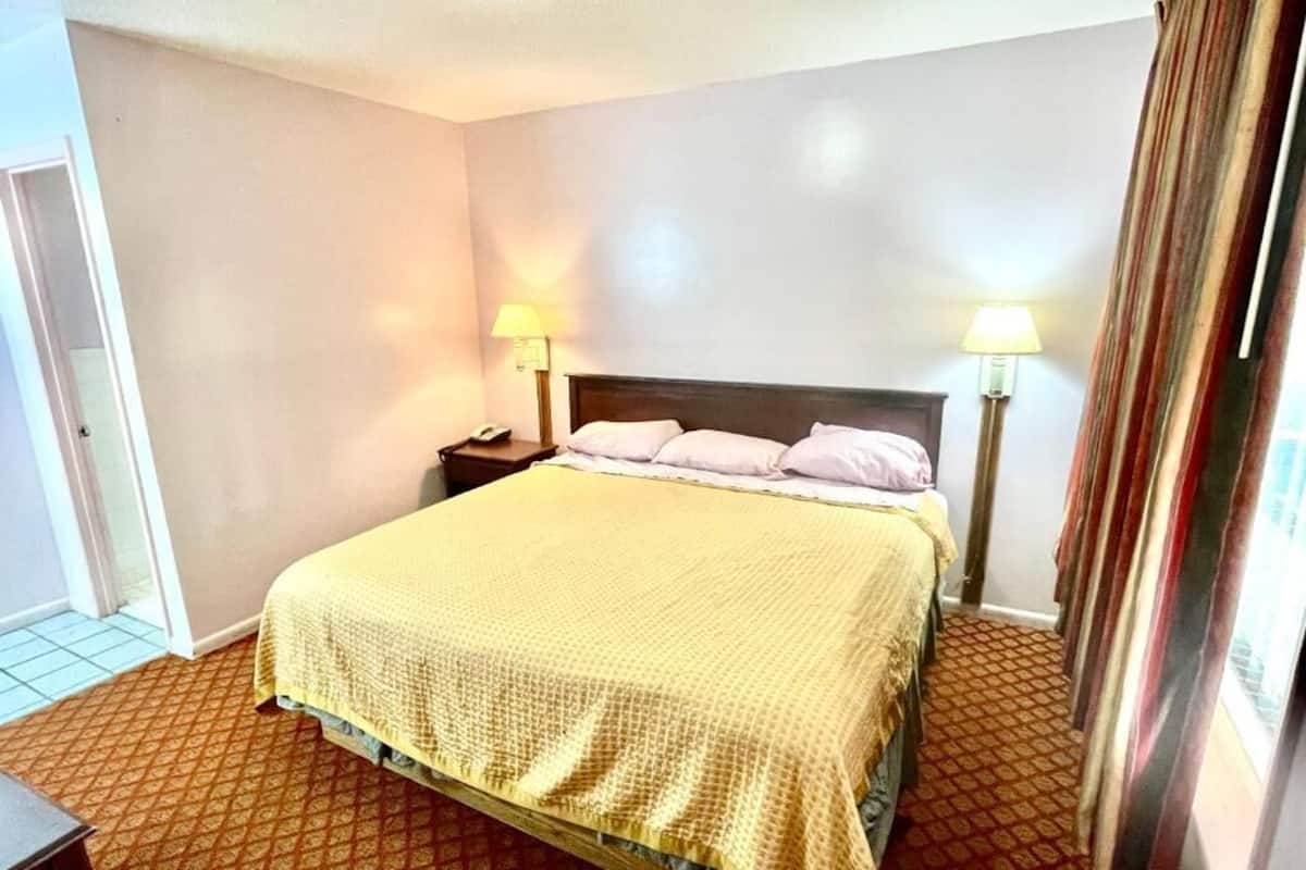 Bàn, phòng cách âm, truy cập Internet không dây miễn phí