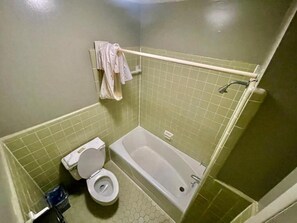 أحواض استحمام، مناشف، صابون، ورق حمّام