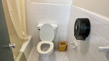 Articles de toilette (gratuits), séchoir à cheveux, serviettes fournies
