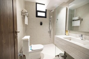 Deluxe Suite, 1 King Bed, Kitchenette | Bathroom